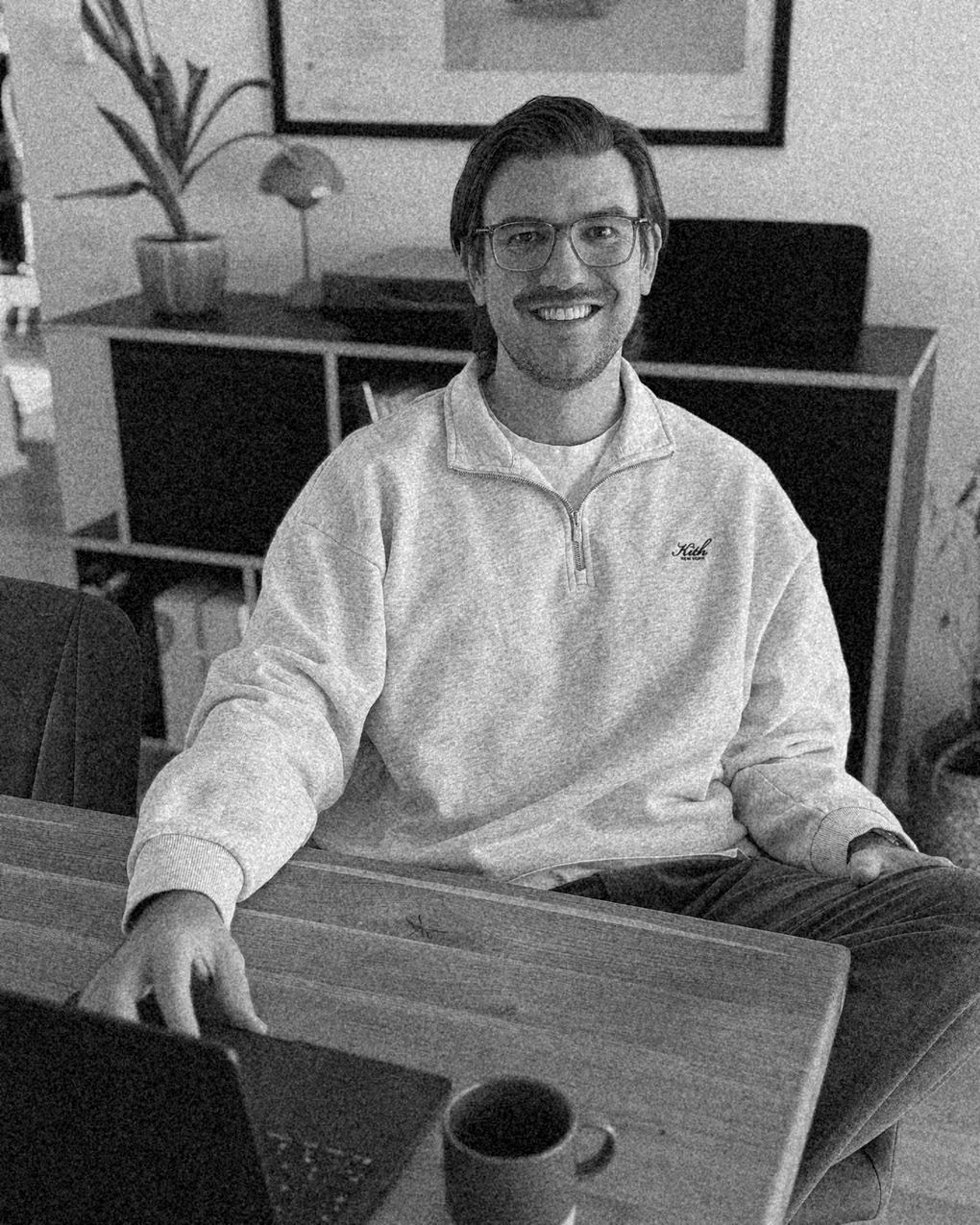 Chris, Gründer des Builders Kollektivs, am Laptop